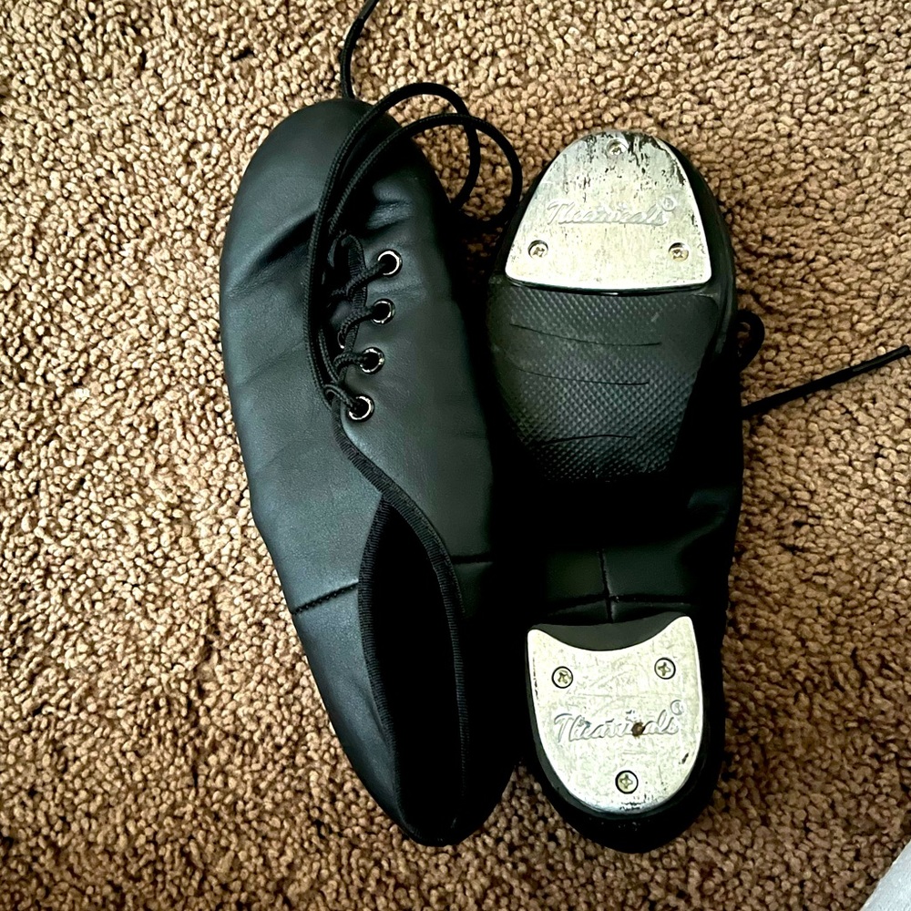 Theatricals split toe girls tap shoes size 1.5
